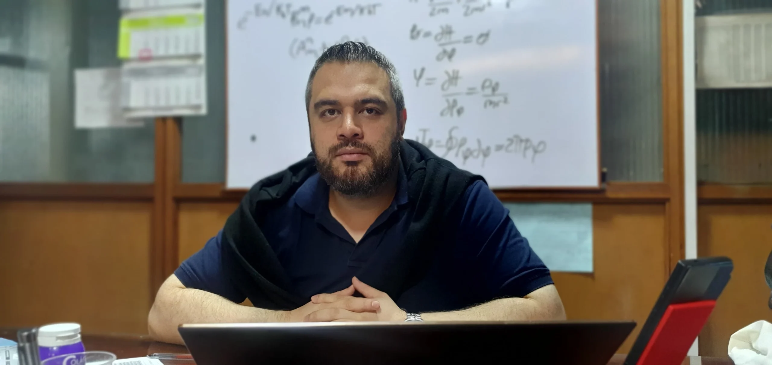 Sebastián Bernal sorprende con una visión revolucionaria del cosmos en su primera obra publicada