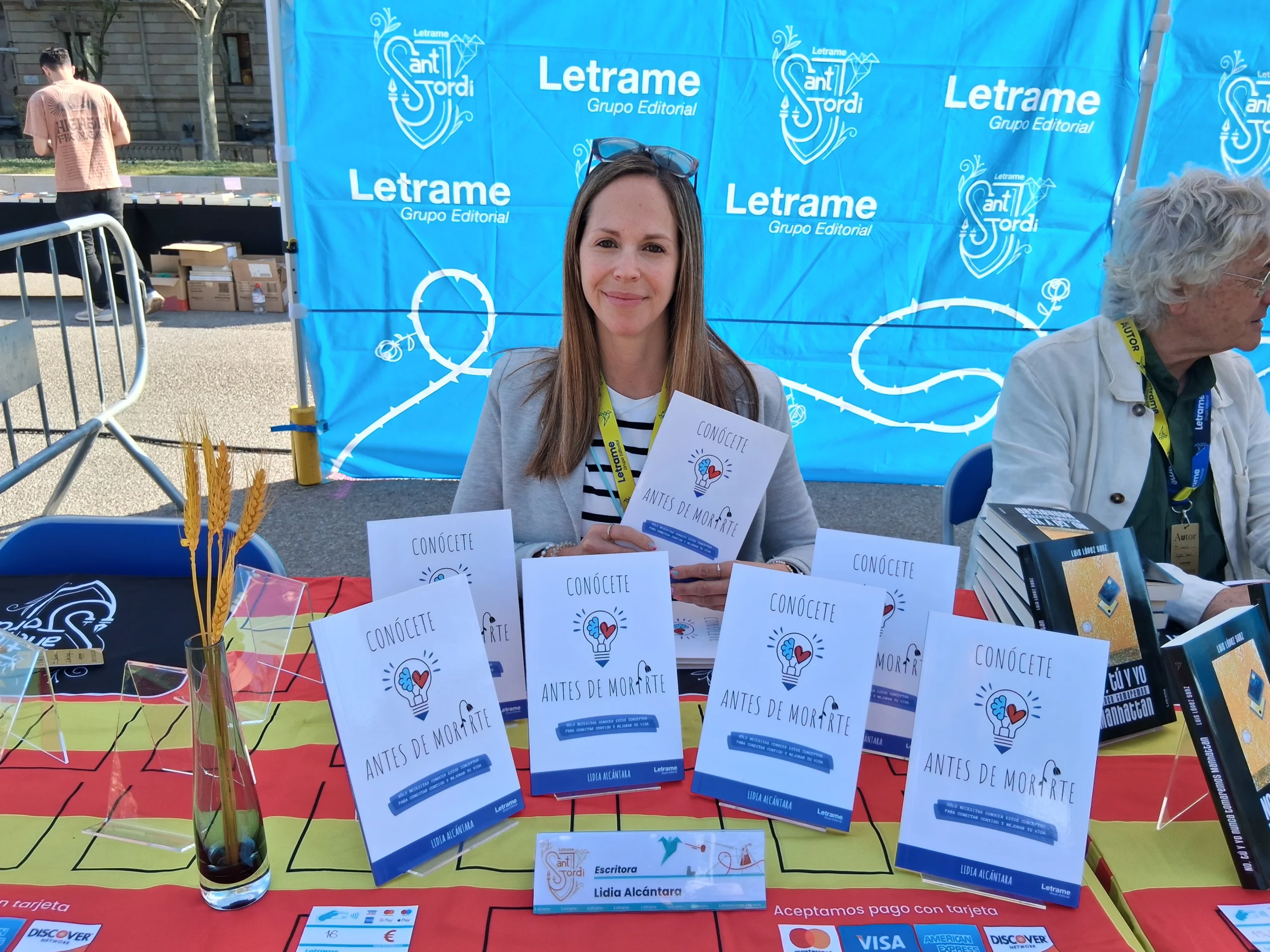 Sant Jordi 2025: Lidia Alcántara firma ejemplares de Conócete antes de morirte en la parada de la Editorial Letrame