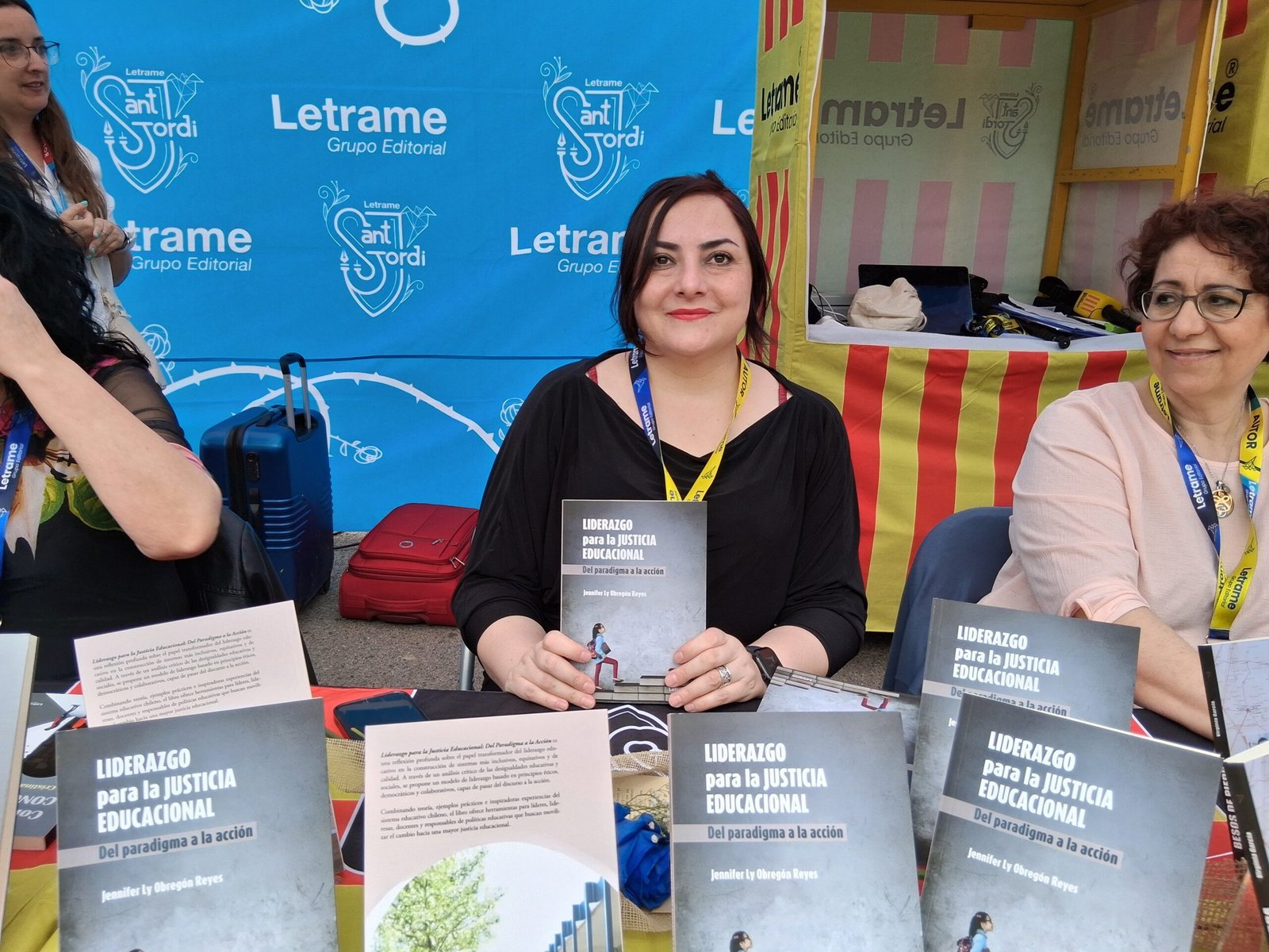 La autora chilena Jennifer Ly Obregón Reyes presentó su primer libro en la parada de Letrame durante la Diada de Sant Jordi